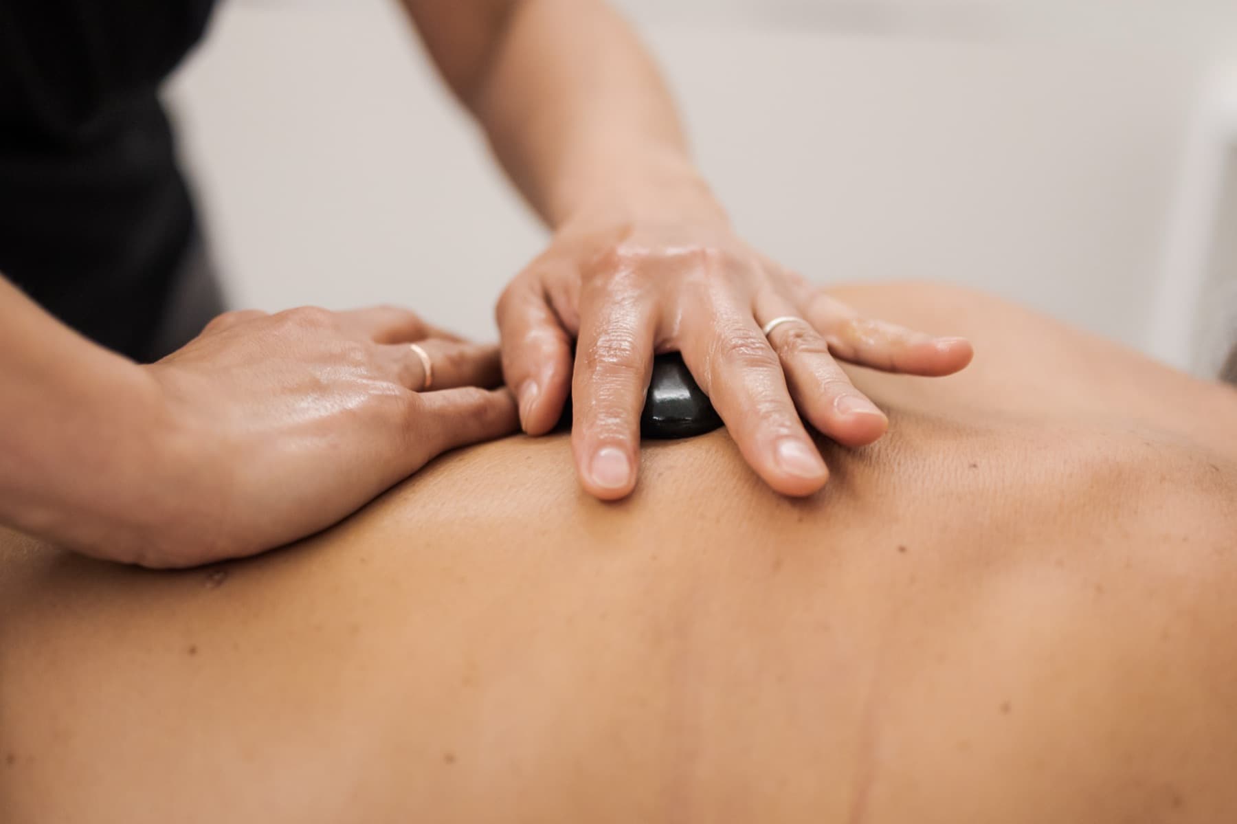 Massagem geotermal com pedras quentes no Espaço T